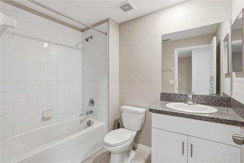 Townhouse in Sun City Center, Florida 3 bedrooms, 154.5 sq.m. № 2396229 - photo 29