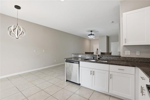 Townhouse in Sun City Center, Florida 3 bedrooms, 154.5 sq.m. № 2396229 - photo 8