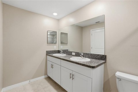Townhouse in Sun City Center, Florida 3 bedrooms, 154.5 sq.m. № 2396229 - photo 23
