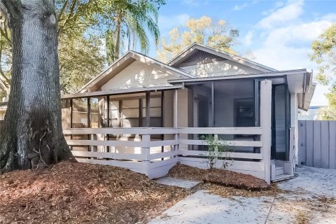 House in Saint Petersburg, Florida 3 bedrooms, 107.4 sq.m. № 1746903 - photo 1