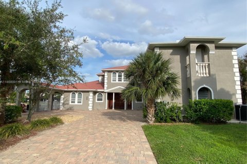 Villa ou maison à vendre à Cape Coral, Floride: 6 chambres № 1930251 - photo 4