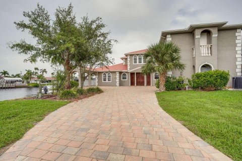 Villa ou maison à vendre à Cape Coral, Floride: 6 chambres № 1930251 - photo 1