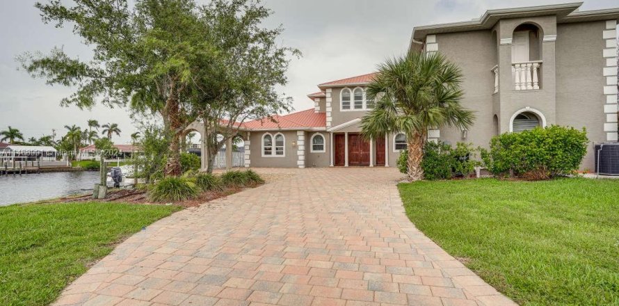 Villa ou maison à Cape Coral, Floride 6 chambres № 1930251