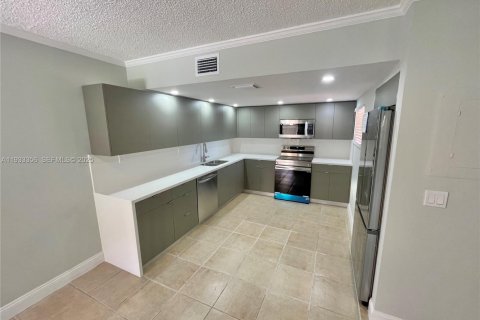 Condominio en alquiler en Miami, Florida, 3 dormitorios, 112.88 m2 № 1991392 - foto 2