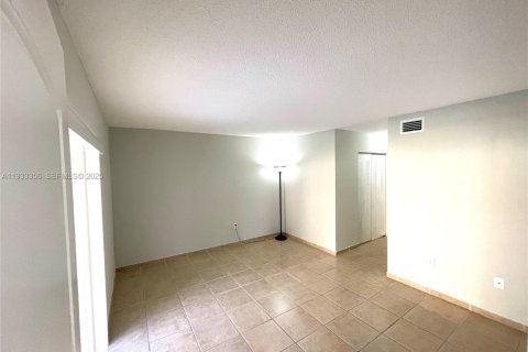 Condominio en alquiler en Miami, Florida, 3 dormitorios, 112.88 m2 № 1991392 - foto 5
