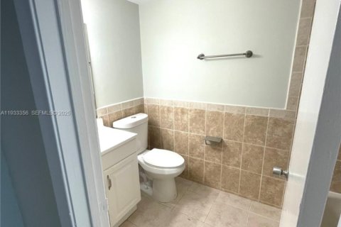 Condominio en alquiler en Miami, Florida, 3 dormitorios, 112.88 m2 № 1991392 - foto 7