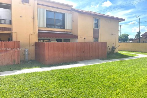 Condominio en alquiler en Miami, Florida, 3 dormitorios, 112.88 m2 № 1991392 - foto 12