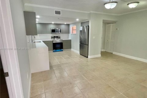 Condominio en alquiler en Miami, Florida, 3 dormitorios, 112.88 m2 № 1991392 - foto 3