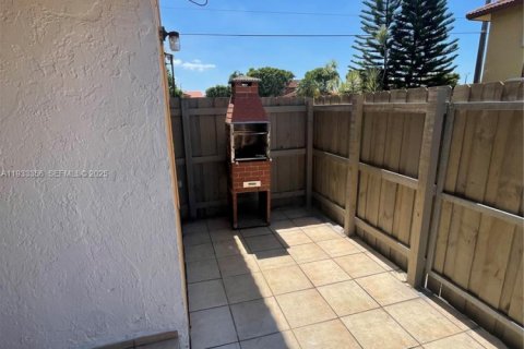 Condominio en alquiler en Miami, Florida, 3 dormitorios, 112.88 m2 № 1991392 - foto 16