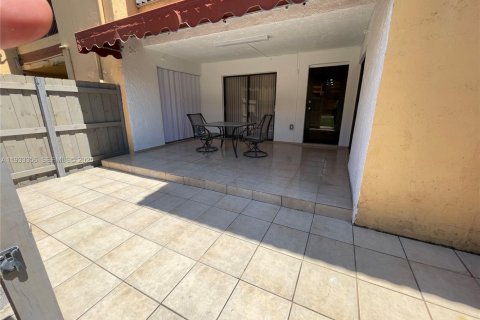 Condominio en alquiler en Miami, Florida, 3 dormitorios, 112.88 m2 № 1991392 - foto 14