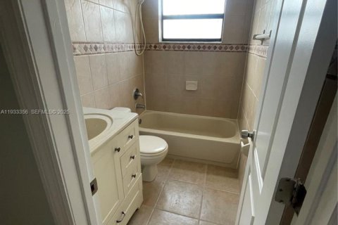 Condominio en alquiler en Miami, Florida, 3 dormitorios, 112.88 m2 № 1991392 - foto 11