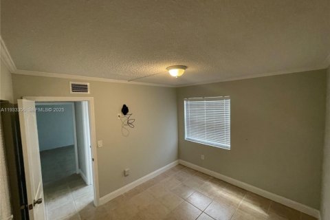 Condominio en alquiler en Miami, Florida, 3 dormitorios, 112.88 m2 № 1991392 - foto 10