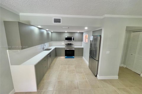 Condominio en alquiler en Miami, Florida, 3 dormitorios, 112.88 m2 № 1991392 - foto 1