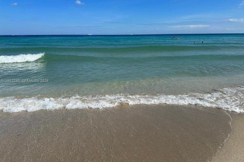 Condo in Hollywood, Florida, 1 bedroom  № 2263615 - photo 9