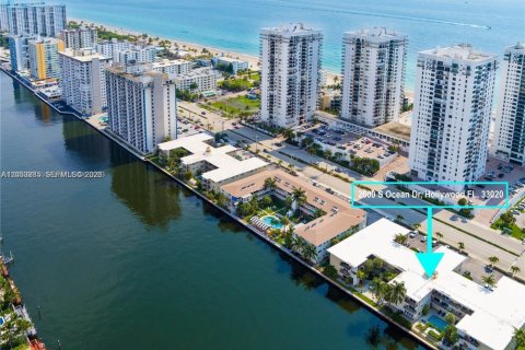 Condo in Hollywood, Florida, 1 bedroom  № 2263615 - photo 11
