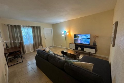 Condo in Hollywood, Florida, 1 bedroom  № 2263615 - photo 4
