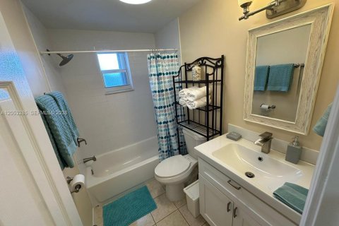 Condo in Hollywood, Florida, 1 bedroom  № 2263615 - photo 2