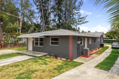 Commercial property in Miami, Florida 210.52 sq.m. № 1892897 - photo 4