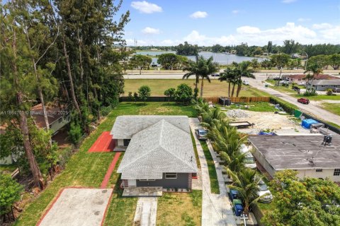 Commercial property in Miami, Florida 210.52 sq.m. № 1892897 - photo 7