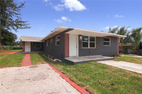 Commercial property in Miami, Florida 210.52 sq.m. № 1892897 - photo 2