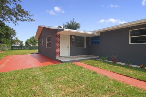Commercial property in Miami, Florida 210.52 sq.m. № 1892897 - photo 6