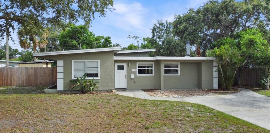 House in Saint Petersburg, Florida 3 bedrooms, 171.03 sq.m. № 1825331