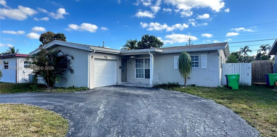 House in Sunrise, Florida 2 bedrooms, 139.35 sq.m. № 2033502