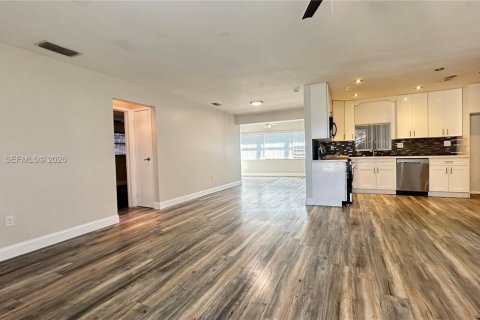 House in Sunrise, Florida 2 bedrooms, 139.35 sq.m. № 2033502 - photo 3