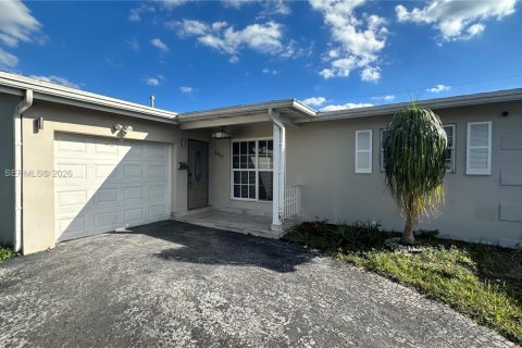 House in Sunrise, Florida 2 bedrooms, 139.35 sq.m. № 2033502 - photo 2