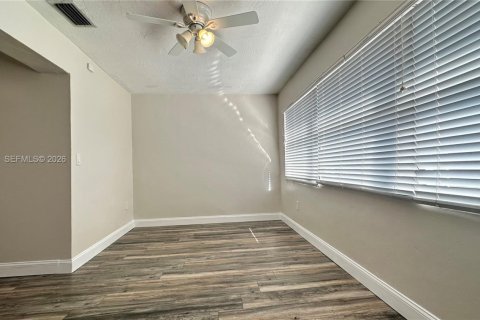 House in Sunrise, Florida 2 bedrooms, 139.35 sq.m. № 2033502 - photo 18