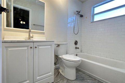 House in Sunrise, Florida 2 bedrooms, 139.35 sq.m. № 2033502 - photo 14