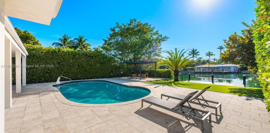 Casa en Miami Beach, Florida 4 dormitorios, 301.75 m2 № 1818040