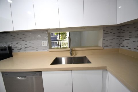 Copropriété à louer à Miami, Floride: 2 chambres, 95.69 m2 № 2431306 - photo 4