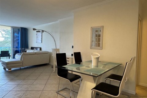 Condo in Hollywood, Florida, 1 bedroom № 2060237 - photo 9