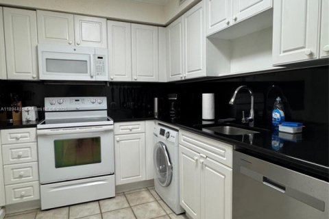 Condo in Hollywood, Florida, 1 bedroom № 2060237 - photo 10