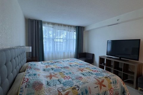 Condo in Hollywood, Florida, 1 bedroom № 2060237 - photo 3