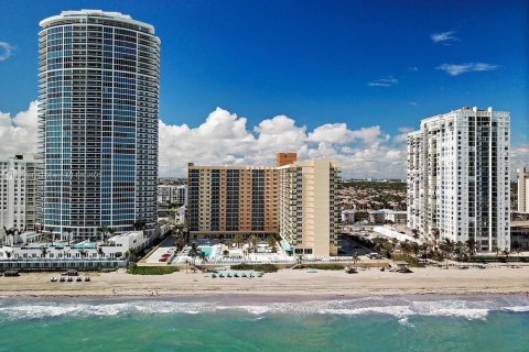 Condo in Hollywood, Florida, 1 bedroom № 2060237 - photo 15