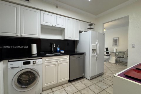 Condo in Hollywood, Florida, 1 bedroom № 2060237 - photo 11