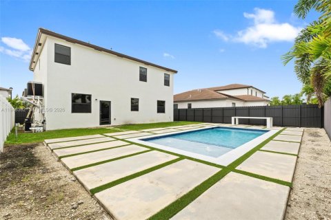 House in Miami, Florida 4 bedrooms, 237.83 sq.m. № 2004377 - photo 24