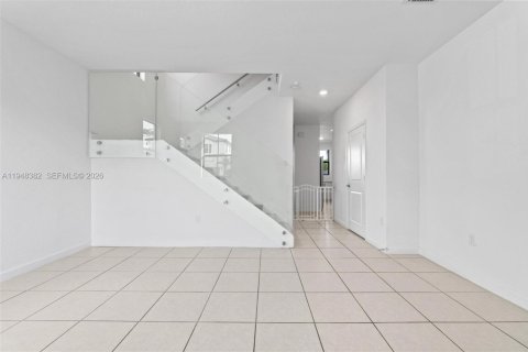 House in Miami, Florida 4 bedrooms, 237.83 sq.m. № 2004377 - photo 8