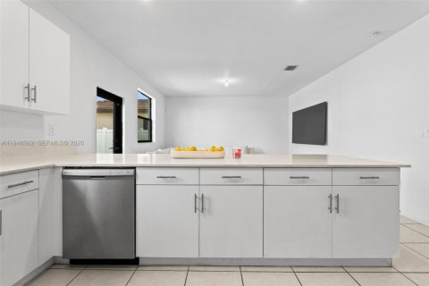 House in Miami, Florida 4 bedrooms, 237.83 sq.m. № 2004377 - photo 18