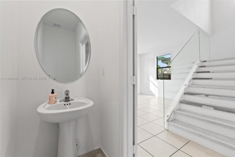 House in Miami, Florida 4 bedrooms, 237.83 sq.m. № 2004377 - photo 13