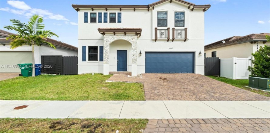 House in Miami, Florida 4 bedrooms, 237.83 sq.m. № 2004377