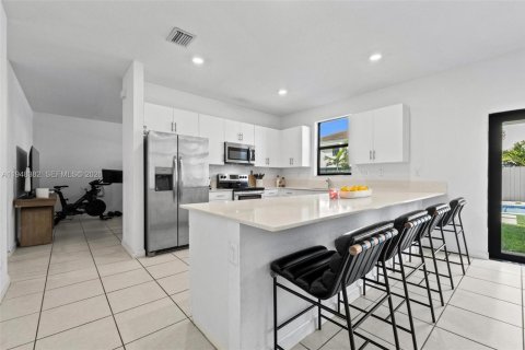 House in Miami, Florida 4 bedrooms, 237.83 sq.m. № 2004377 - photo 19