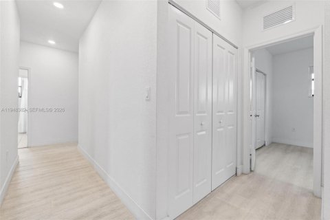 House in Miami, Florida 4 bedrooms, 237.83 sq.m. № 2004377 - photo 29