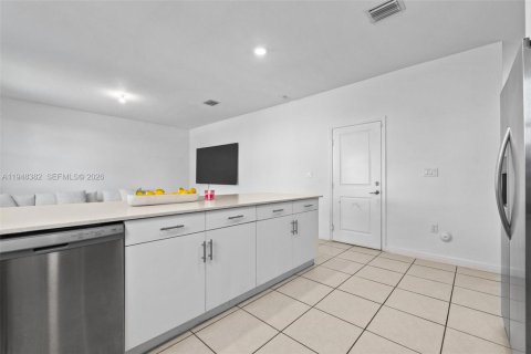 House in Miami, Florida 4 bedrooms, 237.83 sq.m. № 2004377 - photo 17