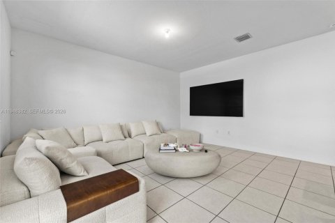 House in Miami, Florida 4 bedrooms, 237.83 sq.m. № 2004377 - photo 22