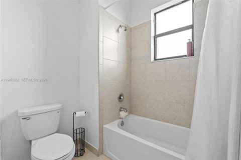 House in Miami, Florida 4 bedrooms, 237.83 sq.m. № 2004377 - photo 7