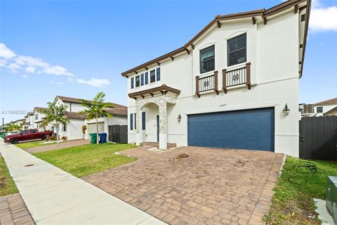 House in Miami, Florida 4 bedrooms, 237.83 sq.m. № 2004377 - photo 2