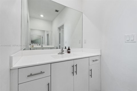 House in Miami, Florida 4 bedrooms, 237.83 sq.m. № 2004377 - photo 6